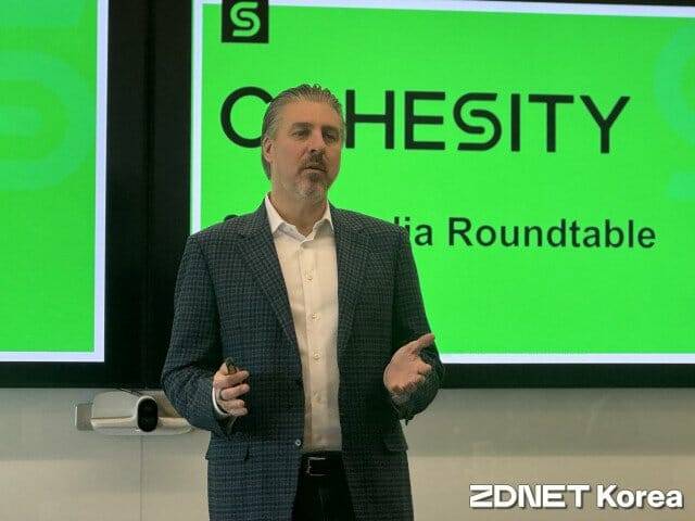 킷 빌(Kit Beall) 코헤시티 최고매출책임자가 발표하고 있다.