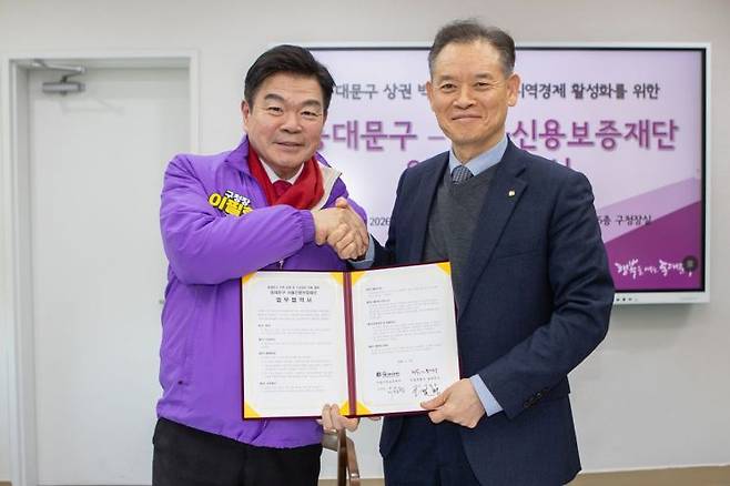 동대문구(왼쪽 이필형 구청장)는 19일 서울신용보증재단과 업무협약을 체결했다. 동대문구 제공.