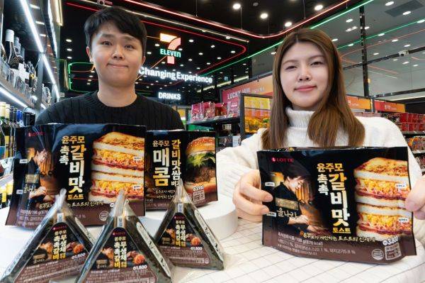 모델들이 윤나라 셰프와 함께 선보이는 푸드 간편식을 홍보하고 있다. 세븐일레븐 제공.