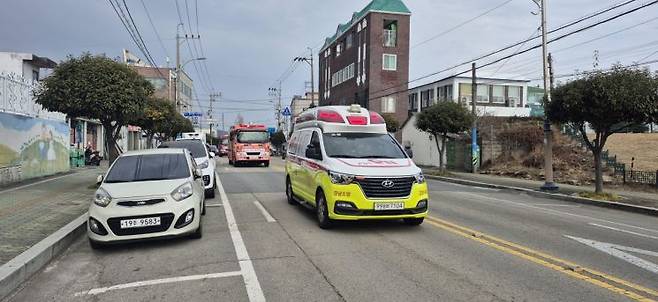 고성군, 소방출동로 확보 훈련 및 소방차 길 터주기 캠페인.