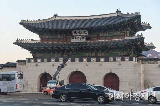 8일 오전 서울 종로구 광화문에서 인부들이 현판을 점검하고 있다. 광화문 현판은 지난 여름 색상 과학적 분석 연구를 위해 실물 크기 실험용 현판 촬영 작업을 진행 했다./강진형 기자aymsdream@