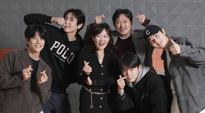 소탈한 차림에 땀 흘리며 연습에 열중하는 K팝 아이돌 가수들에게서 공연을 향한 진심이 느껴졌다. 왼쪽부터 ‘아스트로’ MJ(알렌 역), ‘SF9’ 재윤(언더우드 역), 장소영 총괄 프로듀서, MC 역을 맡은 서범석 배우, ‘ZE:A’ 김동준(에비슨 역), ‘틴탑’ 리키(세브란스 역). /장경식 기자