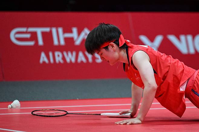 중국의 왕즈이가 지난달 BWF 월드 투어 파이널 결승전에서 안세영에게 점수를 내주고 코트 바닥에 쓰러져 있다./AFP 연합뉴스