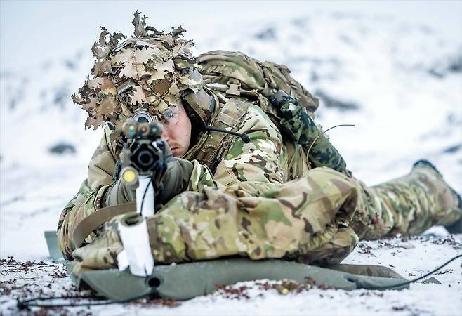 그린란드서 훈련 중인 덴마크軍 - 지난 18일 한 덴마크 군인이 그린란드에서 열린 ‘북극 인내 작전’에 참가하고 있다. 최근 미국이 덴마크 자치령인 그린란드 편입에 대한 의지를 거듭 밝히며 무력 사용 가능성까지 시사하자, 덴마크를 비롯해 나토 회원국 8국은 그린란드 합동 군사 훈련을 벌였고, 이에 도널드 트럼프 미 대통령은 지난 17일 이 국가들을 상대로 보복 관세를 부과하겠다고 밝혔다. /UPI 연합뉴스