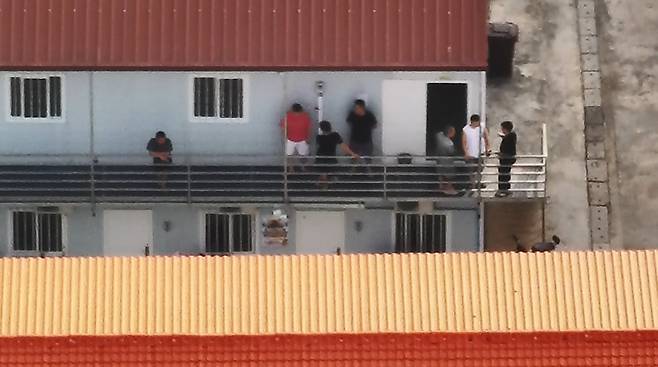 정부는 작년 11월 캄보디아 경찰과 한-캄 코리아전담반을 설치하고 현지 스캠단지를 집중 단속해 현재까지 한국인 3명을 구출하고 스캠 가담자 157명을 검거했다. 사진은 국가정보원이 20일 언론에 공개한 캄보디아 몬돌끼리주의 스캠단지 모습./국정원 제공