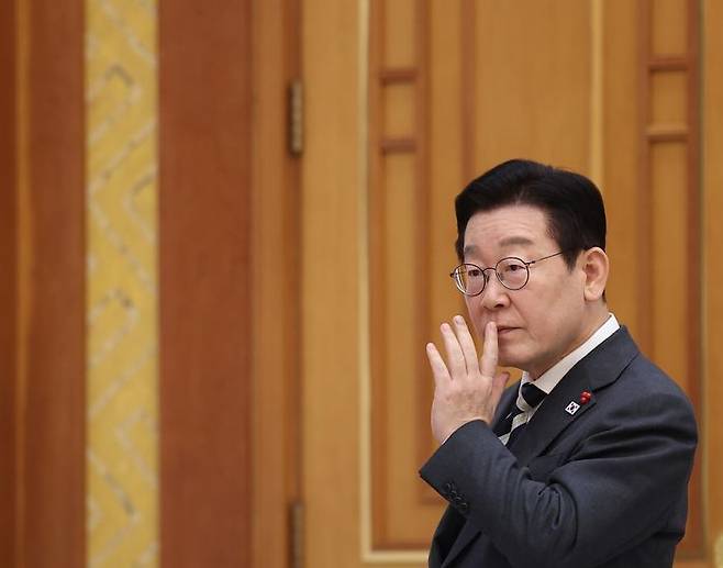 이재명 대통령이 16일 청와대 본관에서 아소 다로 전 일본 총리 접견에 앞서 권혁기 의전비서관과 대화하고 있다. ⓒ청와대통신사진기자단