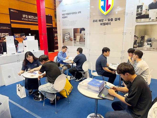 금천구 소재 중소기업이 전시회에 참가해 구매자와 상담을 진행하는 모습ⓒ금천구 제공