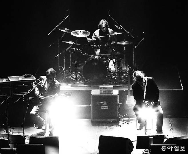 전설적 록그룹 ‘들국화’ 멤버 최성원(위쪽 사진 가운데)이 40년 전 발매했던 컴필레이션 앨범 ‘우리 노래 전시회’가 리부트 버전으로 돌아왔다. 한국 대중음악사의 명반으로 꼽히는 이 앨범은 당시 재능 있는 언더그라운드 뮤지션을 소개하는 역할도 했다. 위쪽 사진부터 들국화 멤버들의 단체 사진과 공연 장면. 동아일보DB