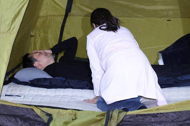 장동혁 국민의힘 대표가 20일 서울 여의도 국회 로텐더홀에 마련된 단식 농성장에서 농성 중인 가운데 의료진이 건강 상태를 확인하고 있다. 뉴스1