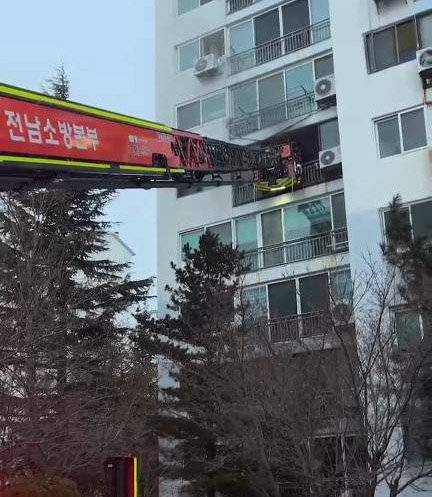 전남 광양소방서 소방관들이 19일 오후 52m길이 사다리 차량을 이용해 아이들을 구조하고 있다. 광양소방서 제공.