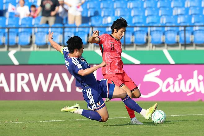 한국 23세 이하(U-23) 축구대표팀의 김태원(오른쪽)이 20일 일본과의 2026 아시아축구연맹(AFC) U-23 아시안컵 준결승전에서 슈팅을 하고 있다. 대한축구협회 제공