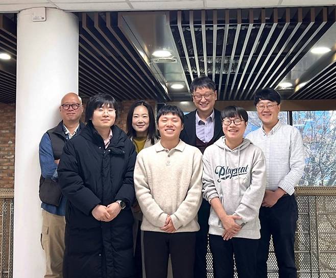 뒷줄 왼쪽부터 김용관·이성빈·양희준·양용수 KAIST 물리학과 교수, 앞줄 왼쪽부터 박제민·홍석조·오재환 연구원. KAIST 제공