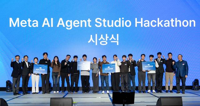 ‘메타 AI 에이전트 스튜디오 해커톤’ 에서 우수과제로 선정된 참여자들이 기념촬영하고 있다. 메타넷 제공
