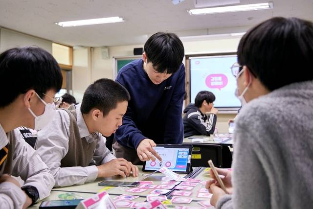 대학생 멘토가 중학생들에게 마음보호훈련 교육하는 모습. [삼성생명 제공]