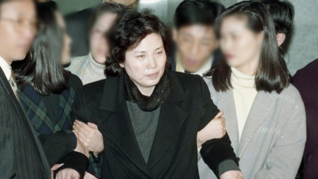 2015년 석방된 지 7개월 만에 또다시 수억원대의 사기를 저질러 수감된 후, 2019년 7월 2일 네번째 구속을 앞두고 1심 재판을 받기 위해 법정에 출두하는  ‘큰손’ 장영자씨. {연합뉴스 자료사진]