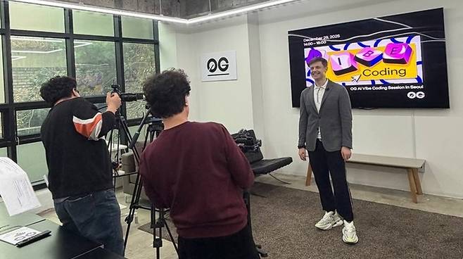 마이클 하인리히 0G CEO(오른쪽)가 인터뷰를 하고 있다. 사진=제로지(0G)