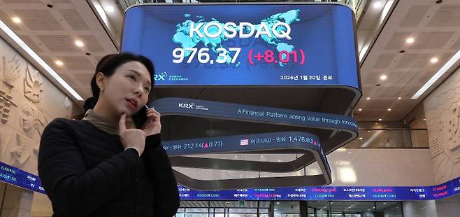 코스피가 내림세로 돌아선 20일 서울 영등포구 한국거래소 홍보관 현황판에 코스닥 지수가 표시돼 있다. /사진=연합뉴스