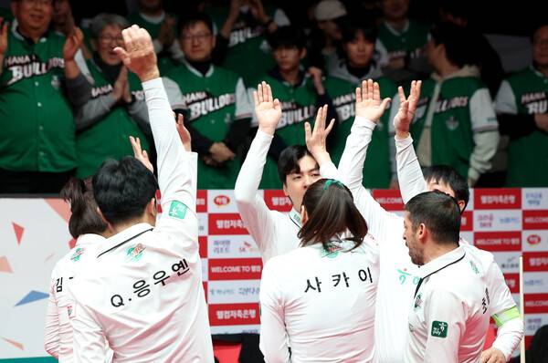 파이널 2연승을 달린 하나카드 선수들. PBA 제공