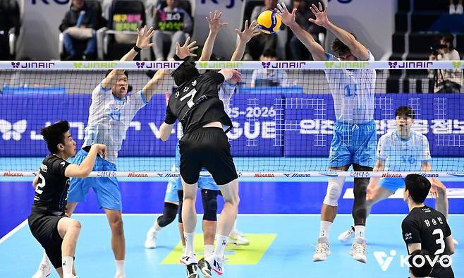 프로배구 남자부 대한항공과 현대캐피탈이 지난 4일 인천에서 경기를 하고 있다. 한국배구연맹 제공