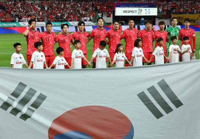한국 축구대표팀이 경기에 앞서 애국가를 부르고 있다. 뉴시스