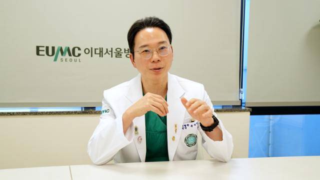 8일 서울 강서구 이대서울병원에서 만난 송석원 이대대동맥혈관병원장이 대동맥 질환에 대해 설명하고 있다. 이대서울병원 제공