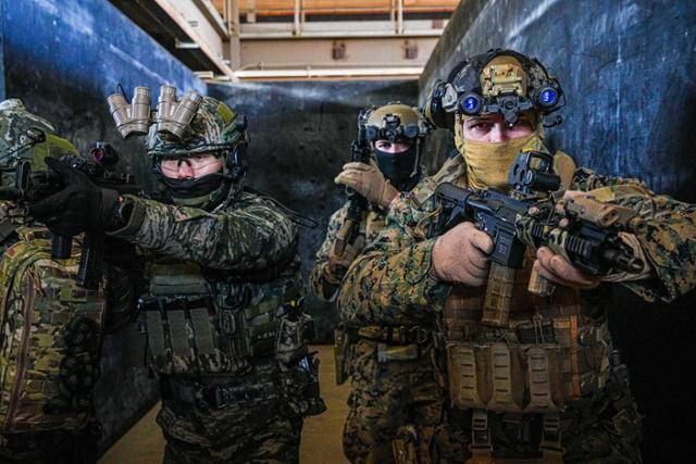 지난해 우리 해병대 특수수색대대와 미 해병대 III-MEF 수색부대 장병들이 도시지역전투 훈련장에서 복도와 계단을 장악하고 격실 내부를 소탕하는 근접전투술 숙달훈련을 실시하고 있다. 이같은 근접전은 가장 위험한 임무로 평가받는다. 해병대사령부 제공