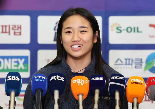 <yonhap photo-3398=""> 질문에 답변하는 배드민턴 '세계 최강' 안세영 (영종도=연합뉴스) 김주형 기자 = 한국 배드민턴 간판 안세영이 19일 인도 뉴델리에서 열린 세계배드민턴연맹(BWF) 월드투어 슈퍼 750 인도오픈 경기를 마치고 귀국해 취재진의 질문에 답변하고 있다. 안세영은 지난해에 이어 이 대회 2연패를 달성했다. 2026.1.19 kjhpress@yna.co.kr/2026-01-19 14:00:39/ <저작권자 ⓒ 1980~2026 ㈜연합뉴스. 무단 전재 재배포 금지, AI 학습 및 활용 금지></yonhap>