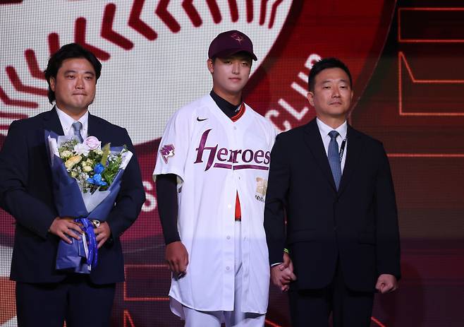 <yonhap photo-4254=""> '박석민 아들' 북일고 박준현, 신인드래프트 전체 1순위 키움행 (서울=연합뉴스) 서명곤 기자 = 17일 서울 송파구 롯데호텔 월드에서 열린 2026 KBO 신인 드래프트에서 키움 히어로즈에 1라운드 1순위 지명을 받은 천안북일고 오른손 투수 박준현이 기념촬영을 하고 있다. 2025.9.17 seephoto@yna.co.kr/2025-09-17 14:39:53/ <저작권자 ⓒ 1980~2025 ㈜연합뉴스. 무단 전재 재배포 금지, AI 학습 및 활용 금지></yonhap>