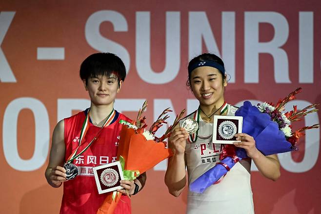 <yonhap photo-4551=""> Gold medallist South Korea?s An Se-young (R) and silver medallist China's Wang Zhi Yi pose during the awards ceremony after the women?s singles final match at the India Open 2026 badminton tournament in New Delhi on January 18, 2026. (Photo by Sajjad HUSSAIN / AFP)/2026-01-18 16:59:56/ <저작권자 ⓒ 1980~2026 ㈜연합뉴스. 무단 전재 재배포 금지, AI 학습 및 활용 금지></yonhap>