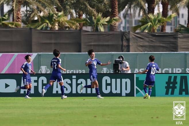 20일 사우디아라비아 제다의 킹 압둘라 스포츠시티 홀 스타디움에서 열린 한국과 일본의 2026 AFC U-23 아시안컵 4강전. 일본 고이즈미(오른쪽 두 번째)가 선제골을 터뜨리고 환호하고 있다. 사진=대한축구협회