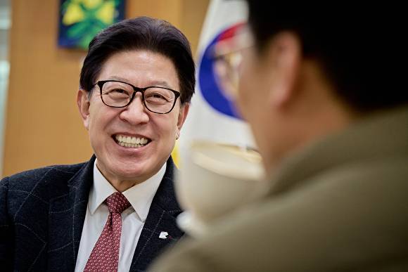 박형준 부산광역시장이 20일 아이뉴스24와 신년인터뷰를 진행하고 있다. [사진=부산광역시]