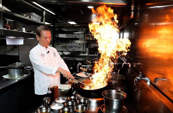 후덕죽 셰프가 '호빈' 주방에서 웍을 잡았다. 후 셰프는 "중식 요리사는 불과 웍을 두고 싸워야 해서 항상 긴장을 놓을 수 없다"고 말했다. 강정현 기자