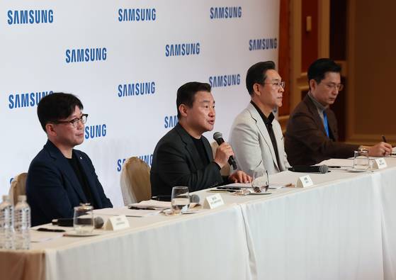 'CES 2026' 현장에서 열린 삼성전자 기자간담회. 왼쪽부터 용석우 영상디스플레이사업부장, 노태문 디바이스경험(DX) 부문장(사장), 김철기 생활가전사업부장, 임성택 한국총괄장. 연합뉴스