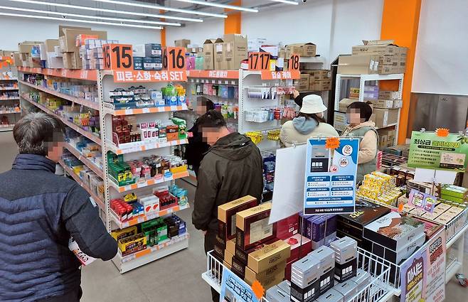 지난 18일 오후 광주광역시 서구 쌍촌동의 한 창고형 약국에서 손님들이 약사에게 상담을 받으며 약을 구매하고 있다. 황희규 기자