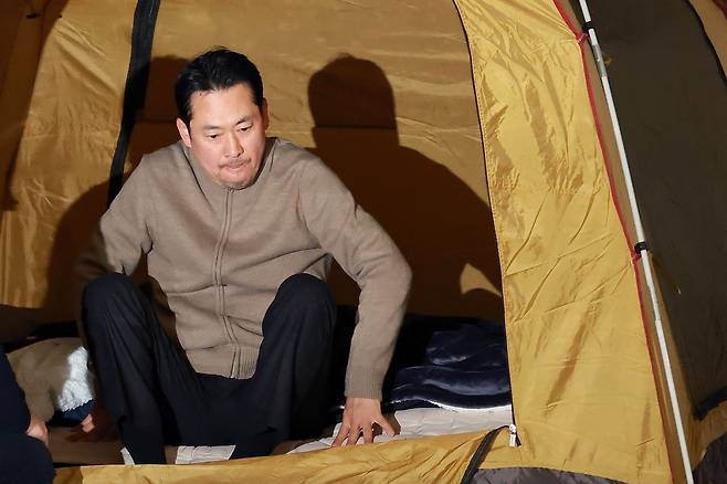 더불어민주당에 통일교·공천헌금 '쌍특검' 수용을 요구하며 엿새째 단식 농성 중인 국민의힘 장동혁 대표가 20일 국회 로텐더홀 단식 농성장에 마련한 텐트에서 일어나고 있다. 연합뉴스