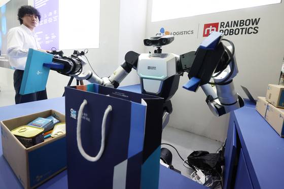 CJ대한통운과 레인보우로보틱스가 개발한 물류용 인공지능(AI) 휴머노이드 로봇을 시연 하는 모습. 뉴스1
