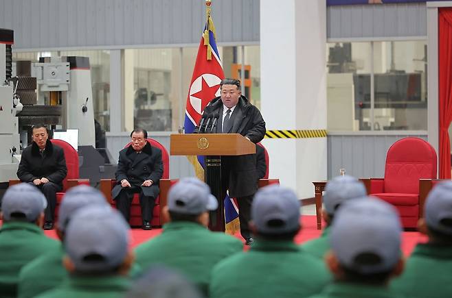 김정은 북한 국무위원장이 지난 19일 함경남도 함흥시에 위치한 용성기계연합기업소의 １단계 개건(리모델링) 현대화대상 준공식에서 연설하는 모습. 노동신문, 뉴스1
