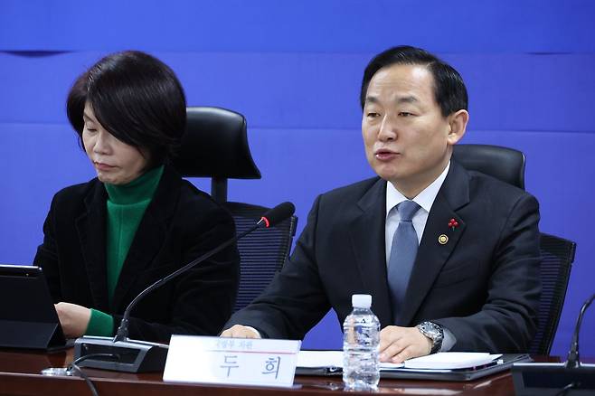 이두희 국방부 차관이 20일 서울 여의도 국회 의원회관에서 열린 군용비행장 및 군사격장 소음피해대책 관련 당정협의에서 발언하고 있다. 뉴스1