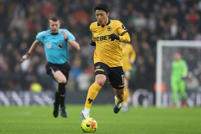 ▲ 울버햄튼 원더러스 FC 황희찬이 18일(한국 시간) 잉글랜드 울버햄튼 몰리뉴 스타디움에서 열린 뉴캐슬 유나이티드 FC와 2025-2026 잉글랜드 프리미어리그 22라운드 맞대결에서 드리블을 시도하고 있다.  울버햄00튼 원더러스 FC 홈페이지 캡처