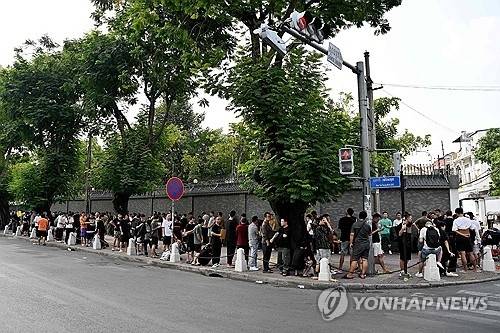 ▲ 19일 캄보디아 주재 중국대사관 주변에 줄 선 중국인들 [AFP 연합뉴스]