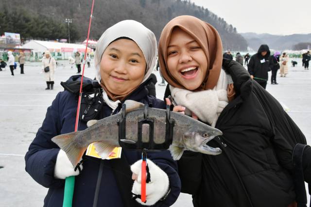 ▲ 사진은 동남아시아 관광객들이 산천어축제를 즐기고 있다.