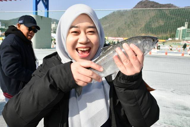 ▲ 동남아시아 관광객들이 산천어축제를 즐기고 있다.