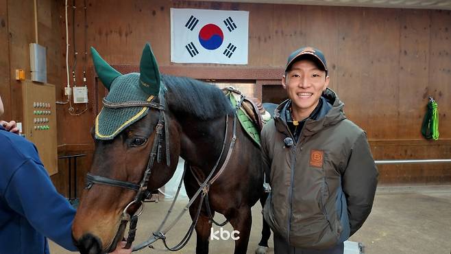 ▲ 스무 살 암말 '피터 요정'과 강우균 선수겸 코치