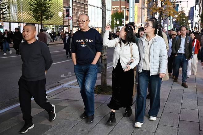 중국 관광객들이 일본 도쿄 긴자 쇼핑가를 걷고 있다. 사진=AFP(연합뉴스)