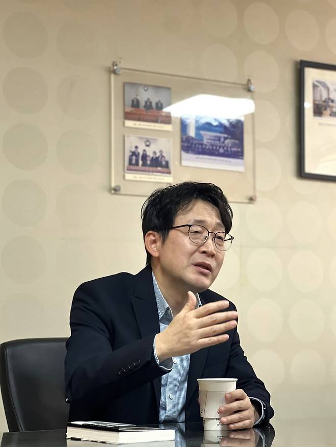 부장판사 출신 추리소설 작가 도진기 변호사. 민음사 제공