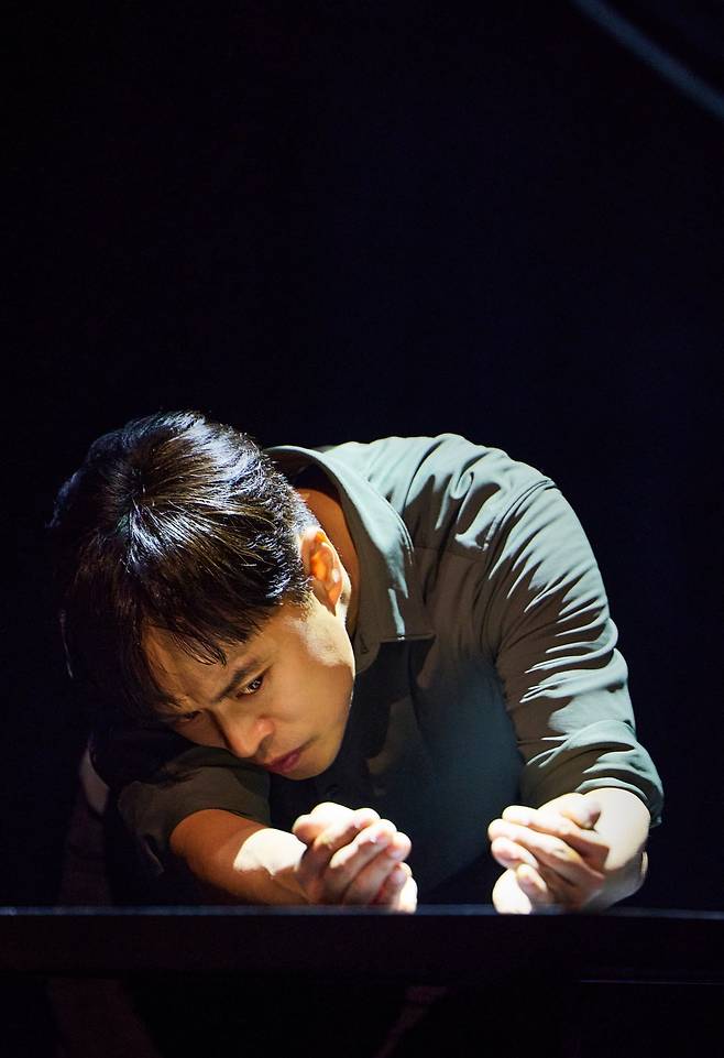 연극 '살아있는 자를 수선하기'의 한 장면. 배우 손상규가 시몽의 심장을 꺼내는 순간을 표현하고 있다./사진=프로젝트그룹 일다