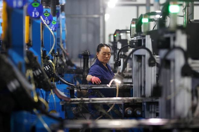 중국 충칭의 한 전자제품 공장에서 근로자가 작업하고 있다. 연합뉴스