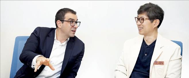 오사마 라마 아스트라제네카 부사장(왼쪽)과 박준오 대한종양내과학회 이사장(삼성서울병원 교수)이 항암 신약 개발 현황 등에 대해 대화를 나누고 있다. /아스트라제네카 제공