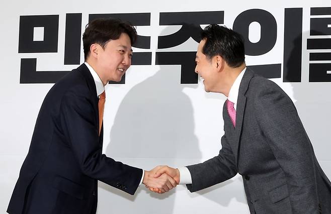 장동혁 국민의힘 대표와 이준석 개혁신당 대표가 13일 국회 국민의힘 당대표 회의실에서 만나 악수하고 있다. /사진=연합뉴스