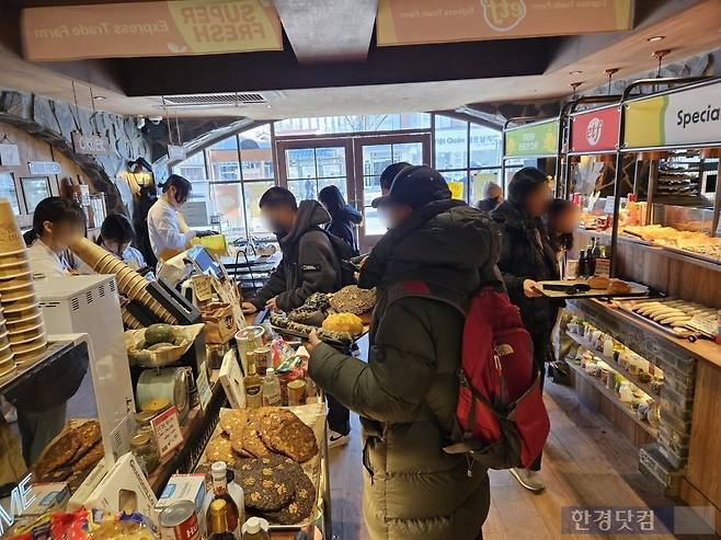 20일 오전 10시경 서울 종로구 'ETF 베이커리'에서 오픈런 고객들이 빵을 골라 계산을 기다리고 있다. /사진=박수빈 기자
